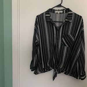 ✨ patterned, button-down top w/ front tie ✨